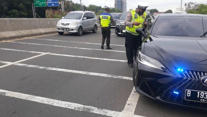 Array,Pejabat Flexing Mobil Mewah Pakai Strobo, Rakyat: Gue Susah, Lu Seneng-seneng