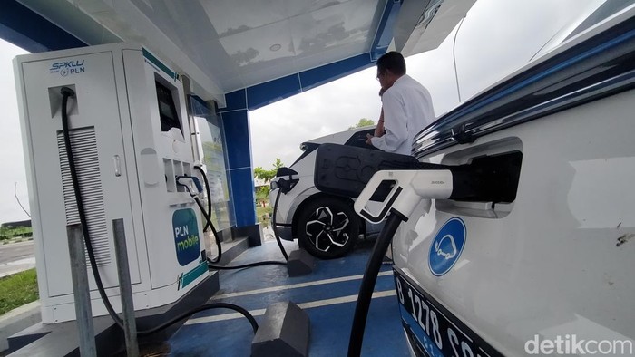 Di Malaysia Akan Ada 10.000 SPKLU Beroperasi Tahun Ini, di Indonesia?