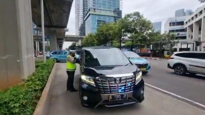 Tilang ETLE Bisa Jepret Pemobil Gaya-gayaan Pakai Strobo-Sirine?