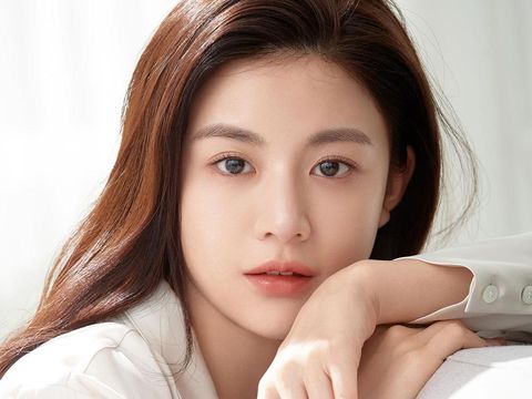 Array,Fakta-fakta Go Youn Jung, Artis Cantik Pemeran Drama Korea Resident Playbook