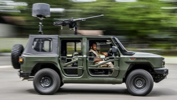 Array,Bukan Sedan Mewah, Macron Naik Maung Pindad 'Indonesia' Bareng Prabowo