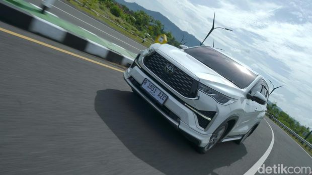 Array,Perbandingan Dimensi Mitsubishi Destinator vs Toyota Kijang Innova Zenix