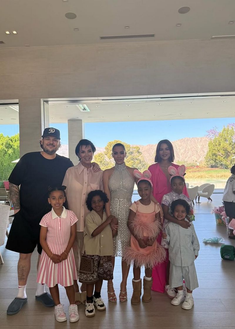 Array,Glamor Maksimal, Kim Kardashian Rayakan Paskah dengan Gaun Rp 242 Juta