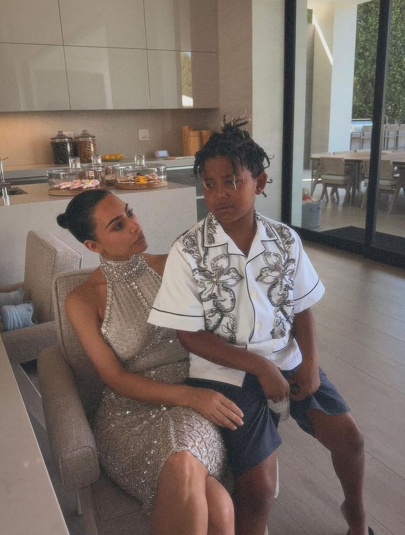 Glamor Maksimal, Kim Kardashian Rayakan Paskah dengan Gaun Rp 242 Juta