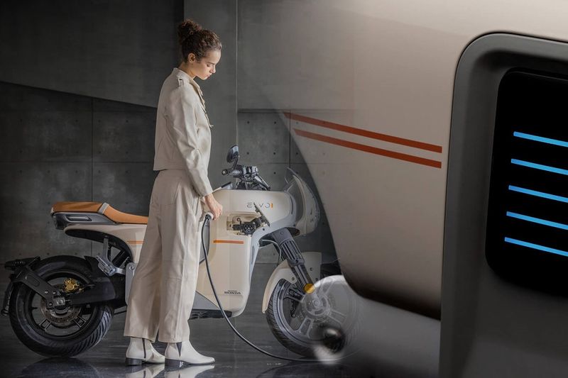 Array,Honda Luncurkan Motor Listrik Begaya Cafe Racer, Segini Harganya