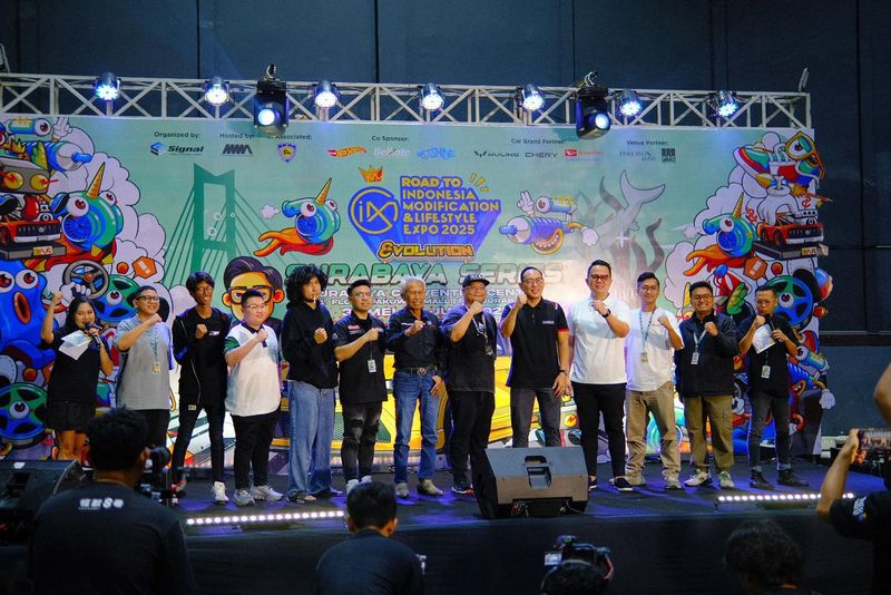 Array,Penasaran Lihat Mobil Modif-Die Cast, Ribuan Orang Serbu IMX Surabaya 2025!