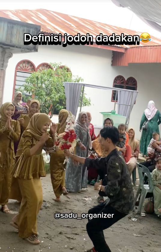Array,Viral Sesi Lempar Bunga Pengantin Jadi Ajang Cari Jodoh, Bikin Tamu Heboh