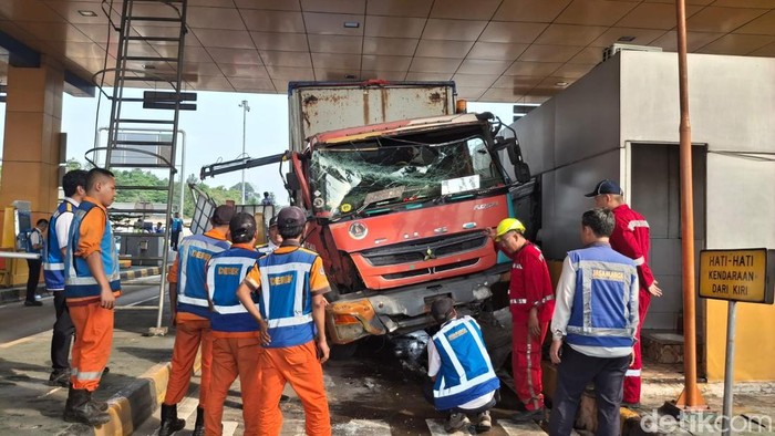 Truk Tabrak Pembatas Gardu Tol Ciawi, Ini Penyebab Rem Blong