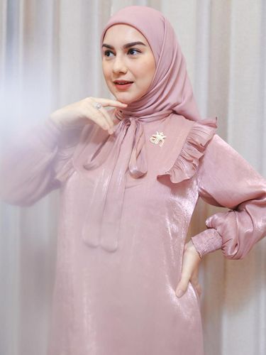 5 Gaya Hijab Clean Look untuk Idul Adha ala Irish Bella hingga Inara Rusli