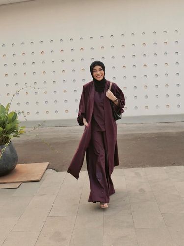 Array,5 Gaya Hijab Clean Look untuk Idul Adha ala Irish Bella hingga Inara Rusli