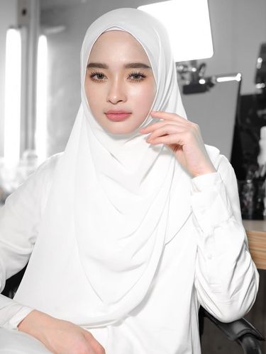 Array,5 Gaya Hijab Clean Look untuk Idul Adha ala Irish Bella hingga Inara Rusli