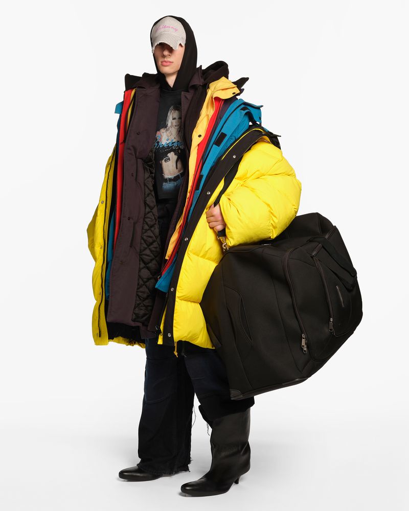 Array,Balenciaga Gandeng Britney Spears, Kaus Kolaborasi Dijual Rp 17 Juta