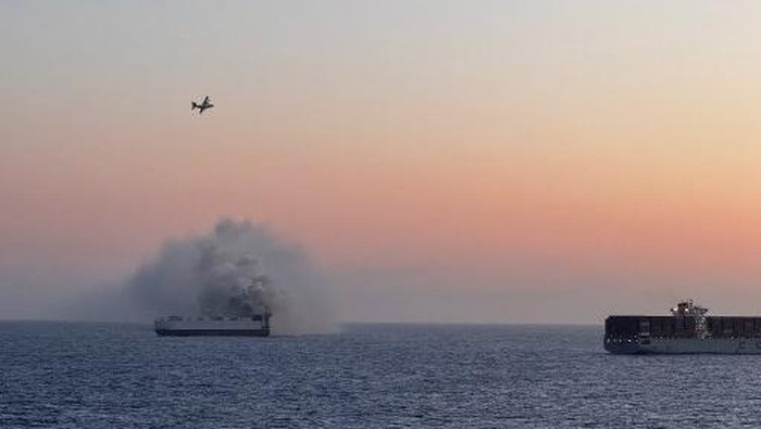 Berminggu-minggu Terbakar, Kapal Laut yang Angkut 3.000 Mobil Berakhir Tenggelam