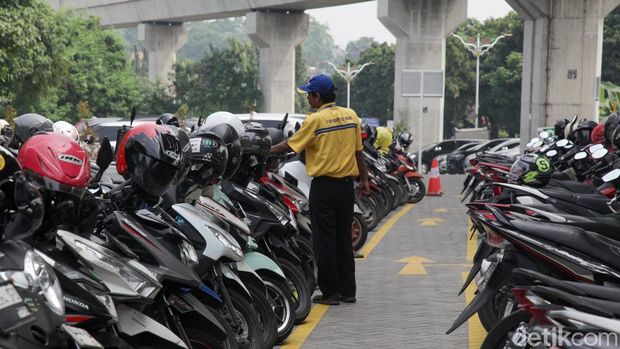 Array,Pramono Mau Naikkan Tarif Parkir di Jakarta, Begini Reaksi Ahok
