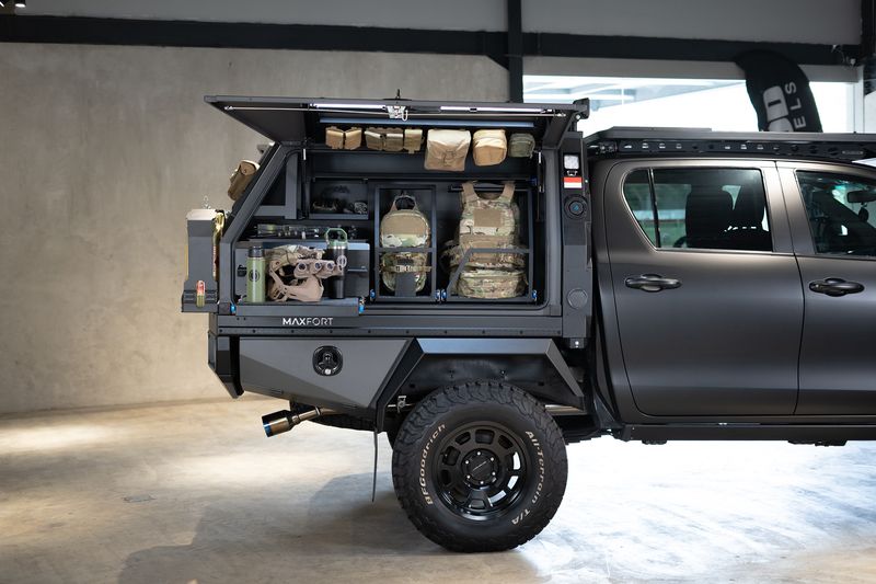 Array,Siap Tempur! Hilux Disulap Jadi Mobil Militer