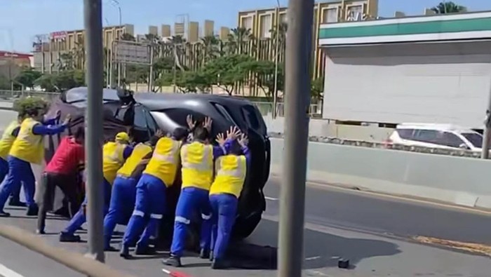 Nyesek! Truk Towing Angkut Ferrari Terguling: Ferrari Terbalik-Ban Nyaris Copot