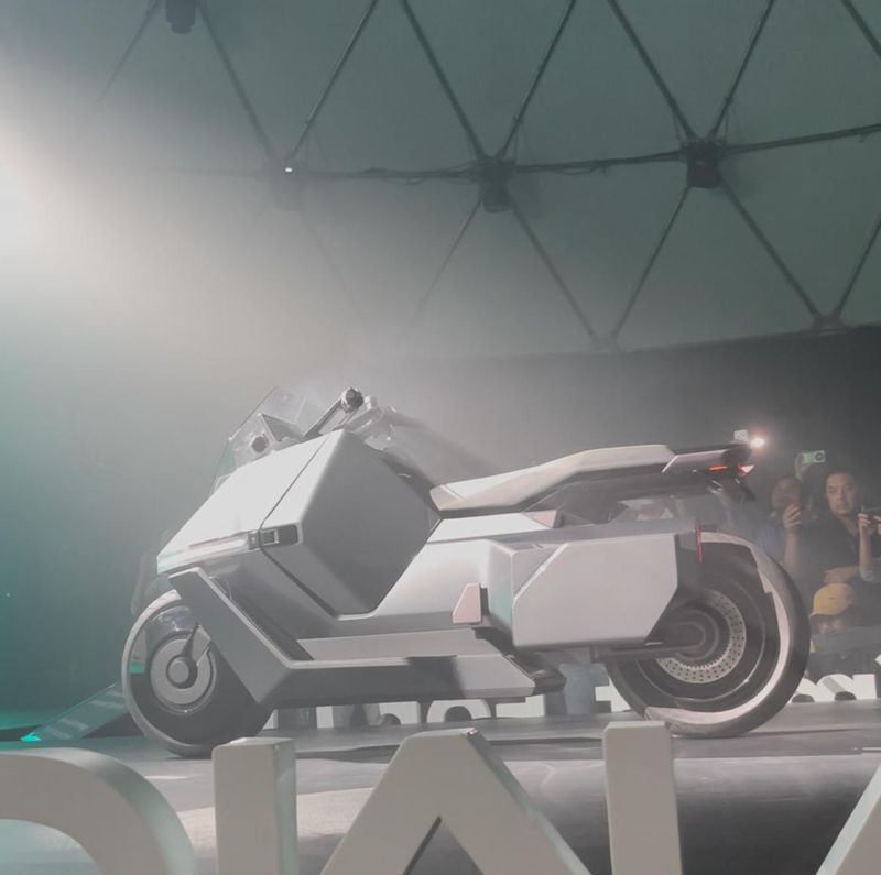 Array,Omoway Masuk ke Indonesia, Pamer Motor Listrik yang Bisa Jalan Sendiri