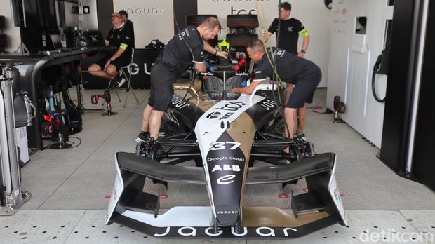 Pebalap Formula E Happy Banget di Jakarta