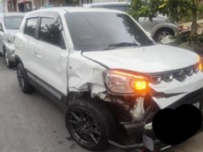 Fortuner yang Disopiri Pak Camat Tabrak Suzuki S-Presso hingga Terguling