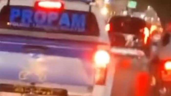 Duh, Anak di Bawah Umur Nyetir Mobil Dinas Propam