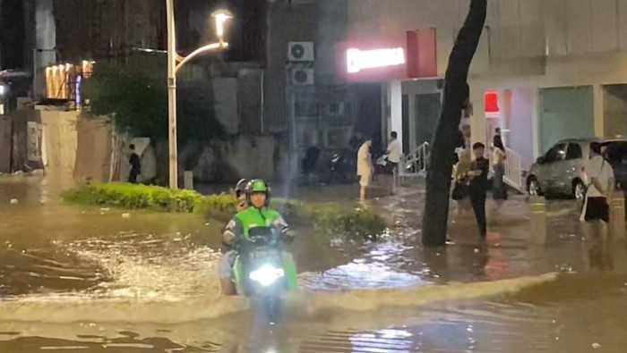 Viral Motor Listrik Terobos Banjir di Kemang, Ini Saran Pabrikan