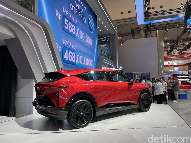 Array,VinFast VF7 Meluncur di GIIAS 2025, Harga Mulai Rp 499 Juta