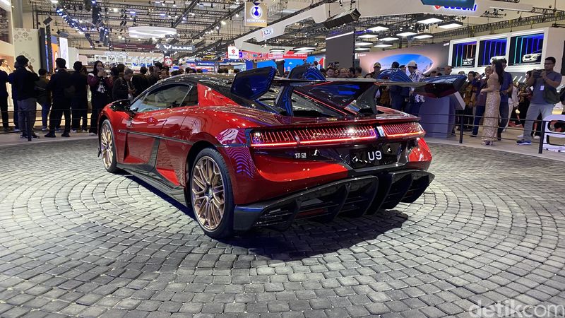 Array,BYD Bawa Supercar yang Bisa Joget di GIIAS 2025