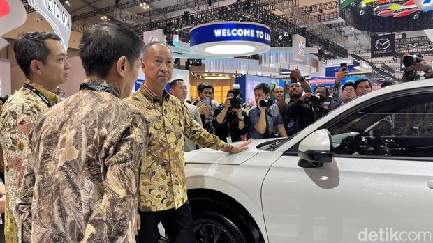 Momen Menperin 'Jajal' Mobil Baru Honda di GIIAS 2025