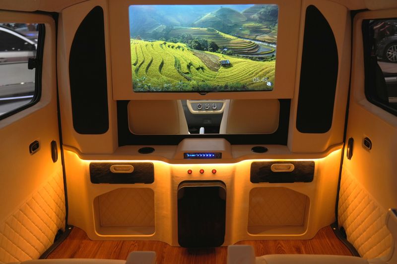 Array,Wuling Tampilkan Mitra EV 'VIP Concept' di GIIAS 2025, Interiornya Mewah Banget