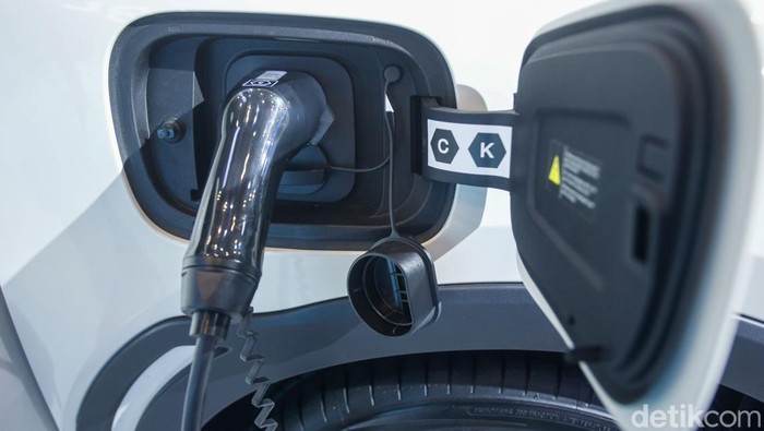 Harga Mobil Listrik Bekas Terjun Bebas, Hybrid Lebih Oke