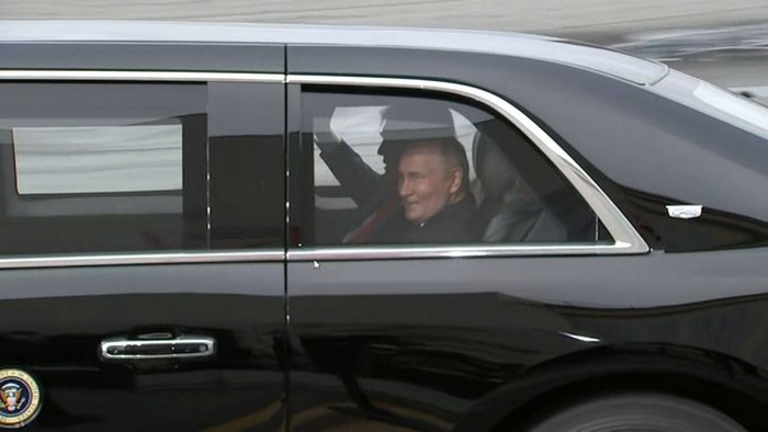 Senyuman Putin Naik Benteng Berjalan 'The Beast', Semobil dengan Trump