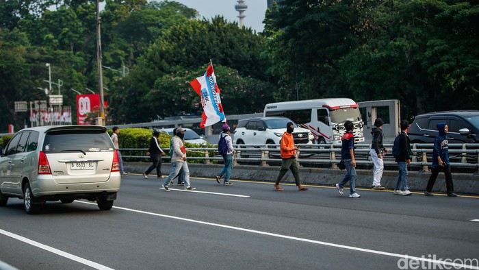 Terjebak Dikeramaian saat Berkendara, Ini Tips Agar Bisa Selamat