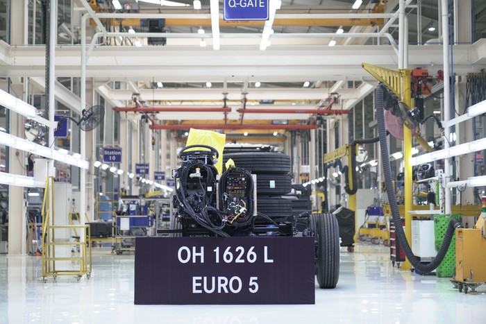 Perdana! Sasis Bus Mercedes-Benz 1626L Euro 5 Rakitan Cikarang Diekspor