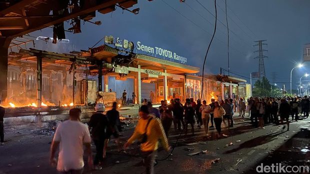 Array,Fasilitas Umum yang Dibakar saat Demonstrasi: Halte TJ-Gerbang Tol