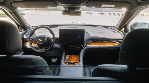 Array,Bukan Main! VinFast Luncurkan Mobil Antipeluru Lac Hong 900 LX buat Kepala Negara