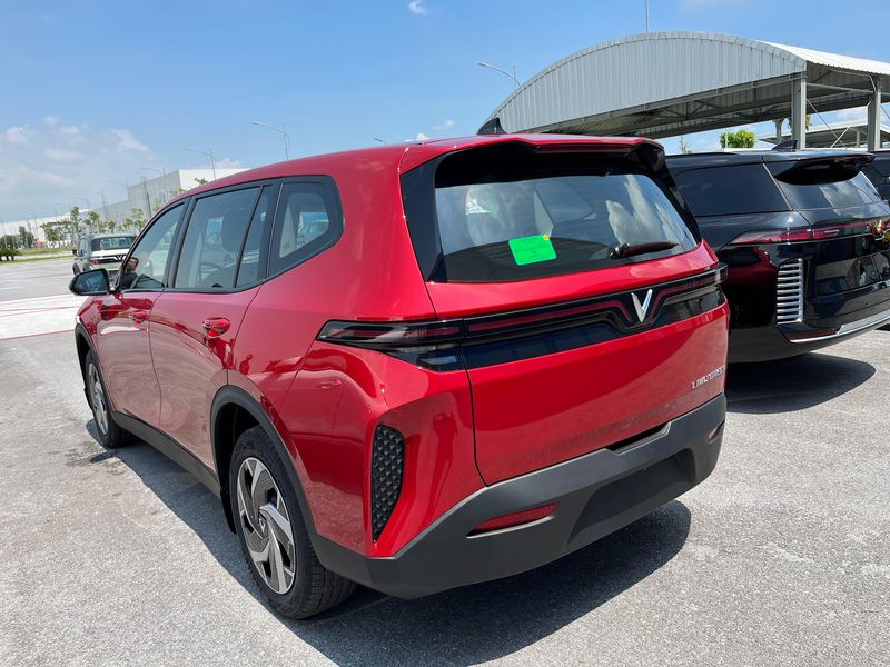 Array,Dimensi Mirip Kijang Innova Zenix, Ini Spesifikasi MPV 7 Seater VinFast