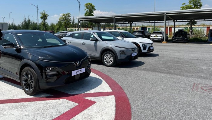 Sukses Bikin Mobil Listrik, VinFast Gak Tertarik Bikin Mobil Hybrid Nih?