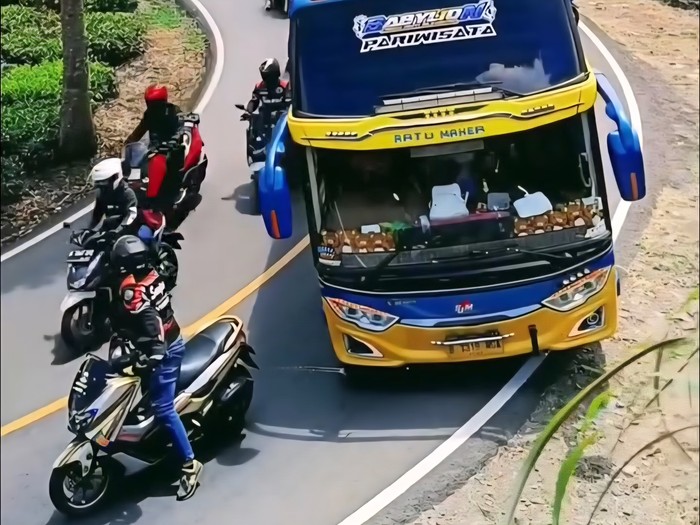 Komunitas Motor tapi Tak Tahu Etika: Adang Bus di Tikungan, Turunan, Marka Garis Solid