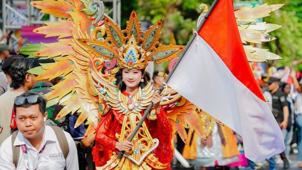 Array,Parade MotoGP Mandalika 2025, Pebalap Dapat Sambutan Hangat Warga Lombok