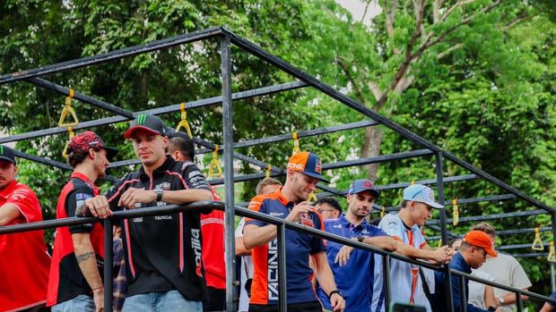 Array,Parade MotoGP Mandalika 2025, Pebalap Dapat Sambutan Hangat Warga Lombok