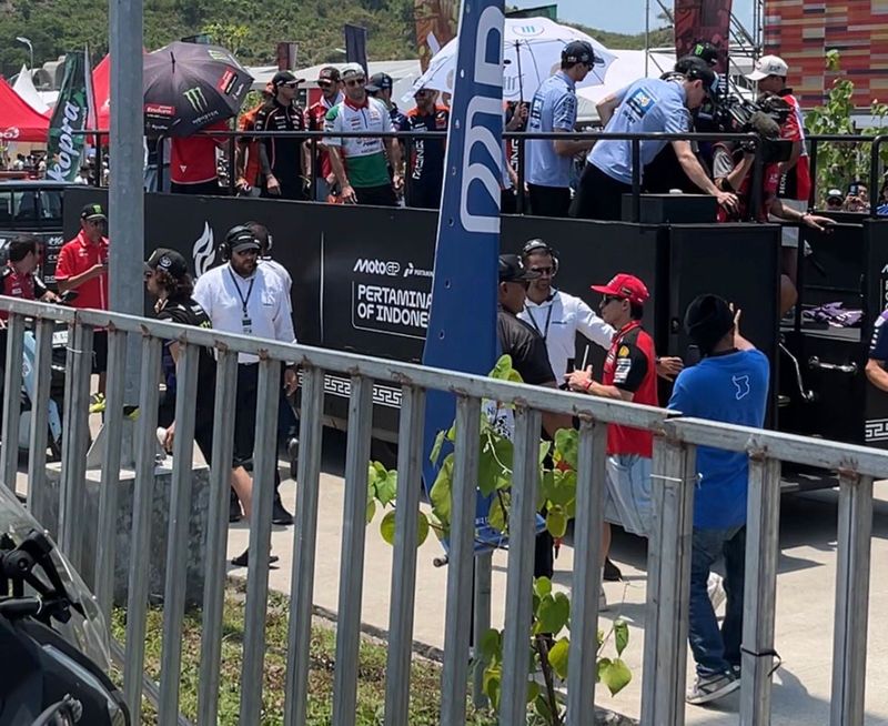 Array,Panas-panasan, Pebalap MotoGP Sapa Penggemar MotoGP Mandalika 2025