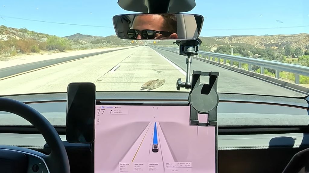 il-detrito-metallico-colpito-dalla-tesla-model-y-mentre-viaggiava-in-modalita-fsd