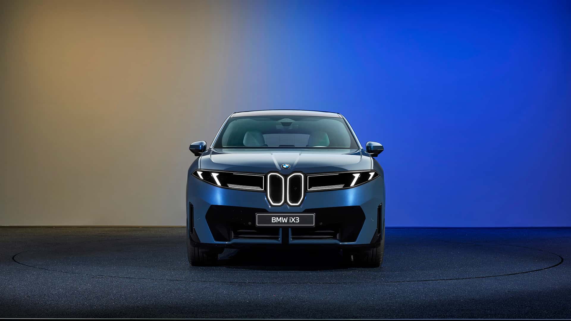 <p>La nouvelle BMW iX3 avec la double calandre et les autres éléments de la grille illuminés</p>
