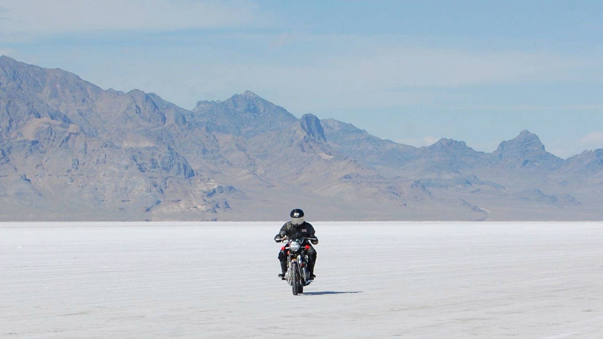 Mujer canadiense rompe récord de velocidad en tierra