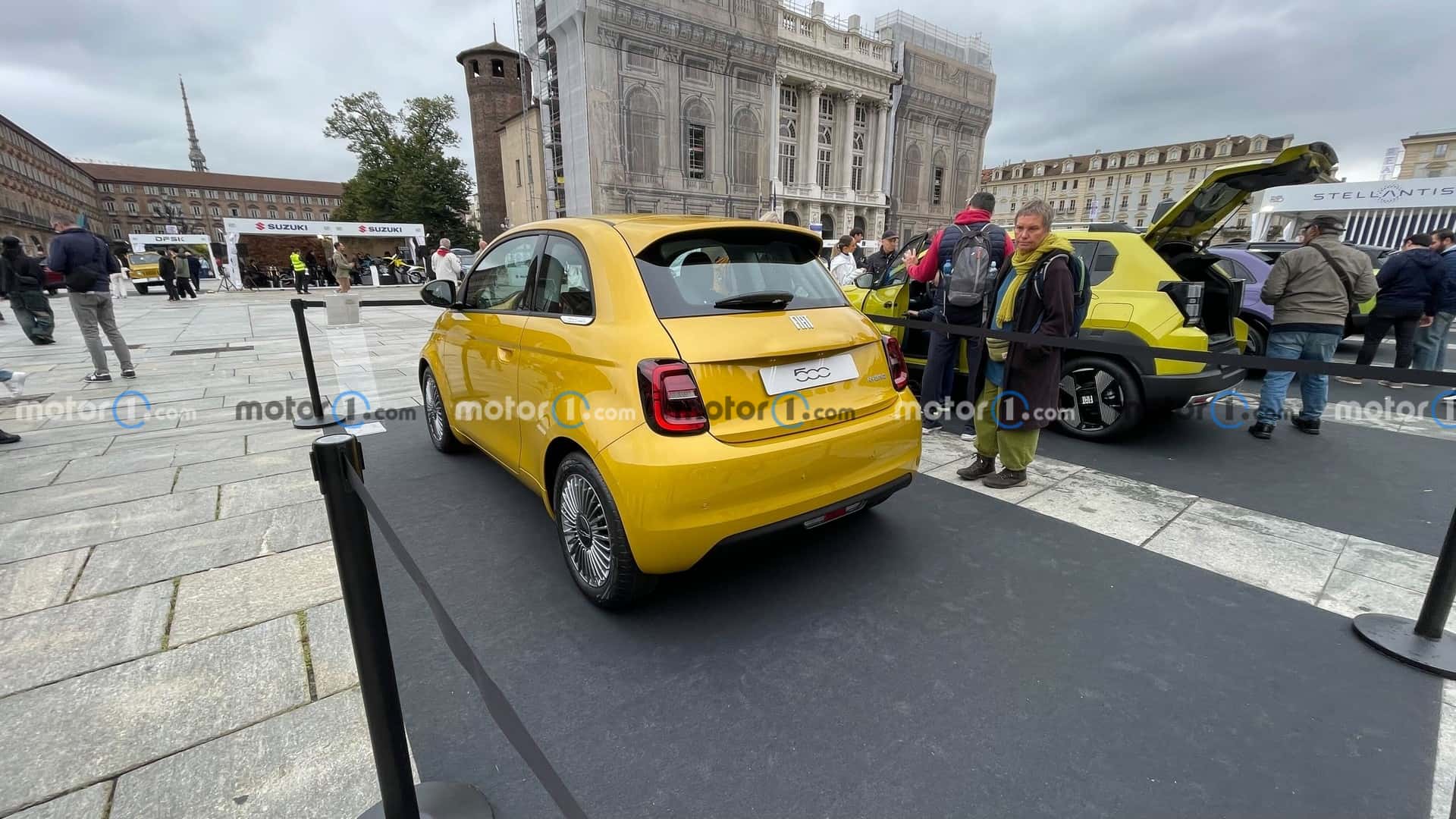 Fiat 500 Hybrid en el Salón del Automóvil de Turín 2025