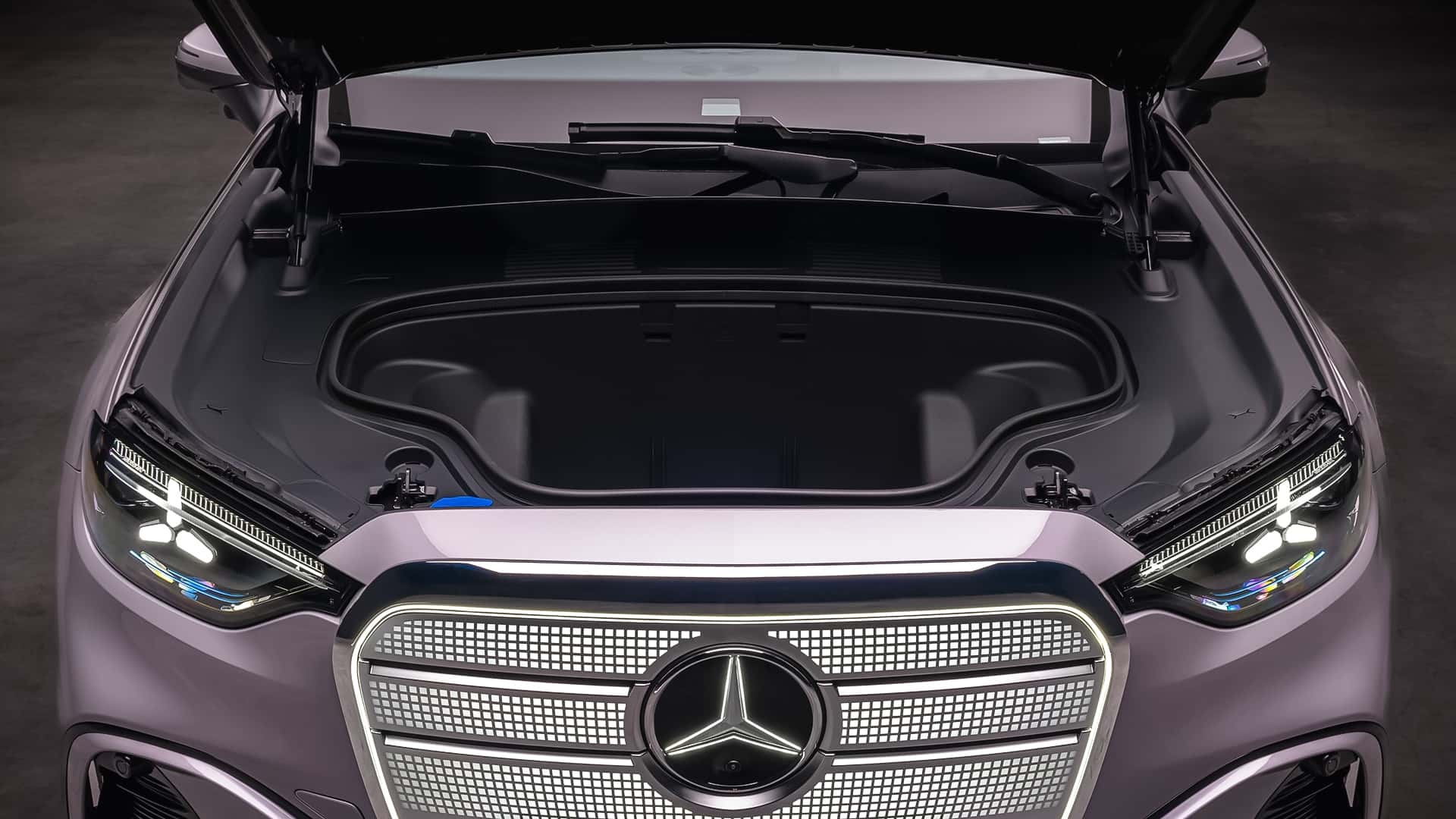 <p>Mercedes GLC mit EQ Technologie Kofferraum vorne</p>