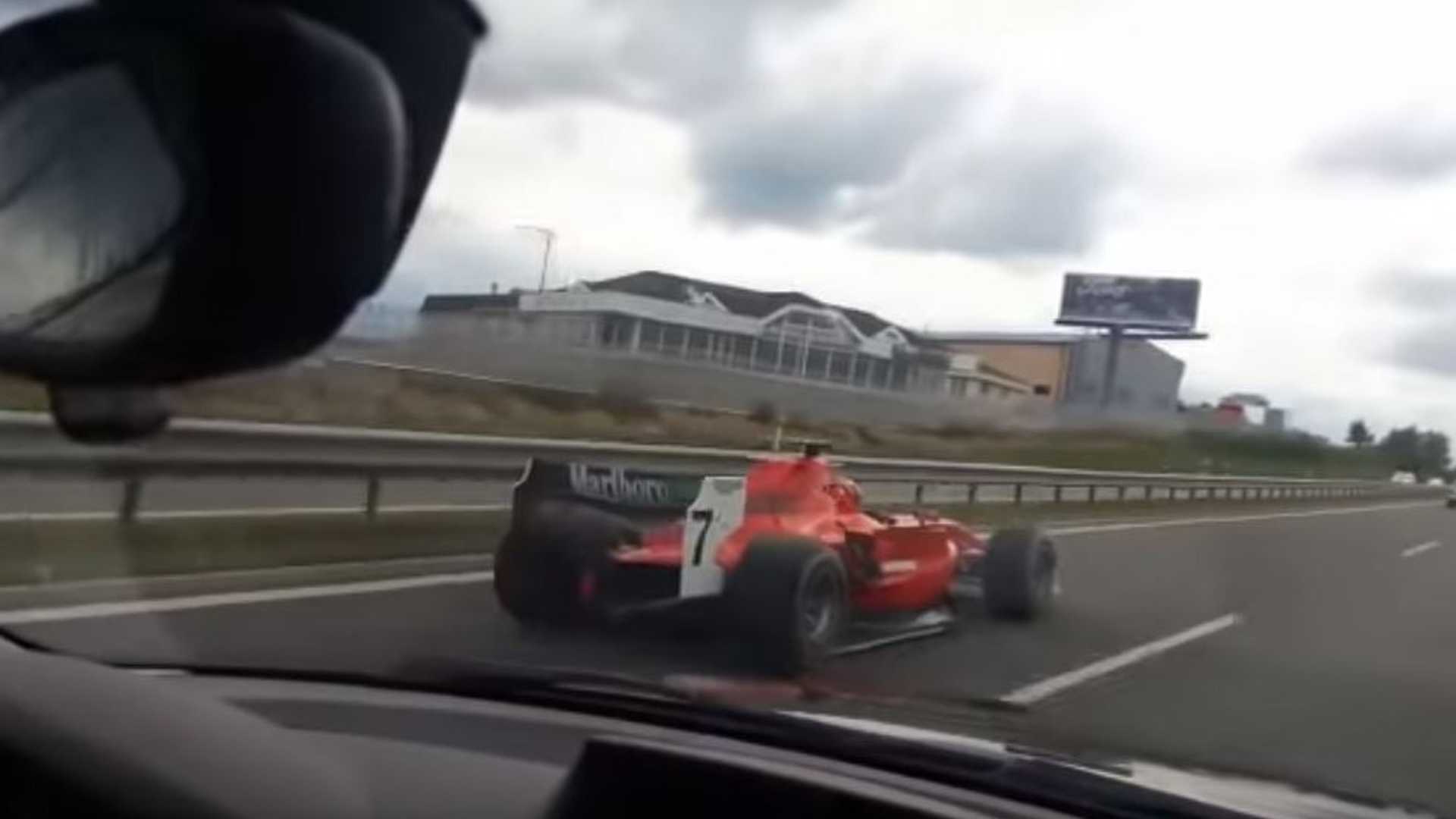 Voiture de course sur autoroute