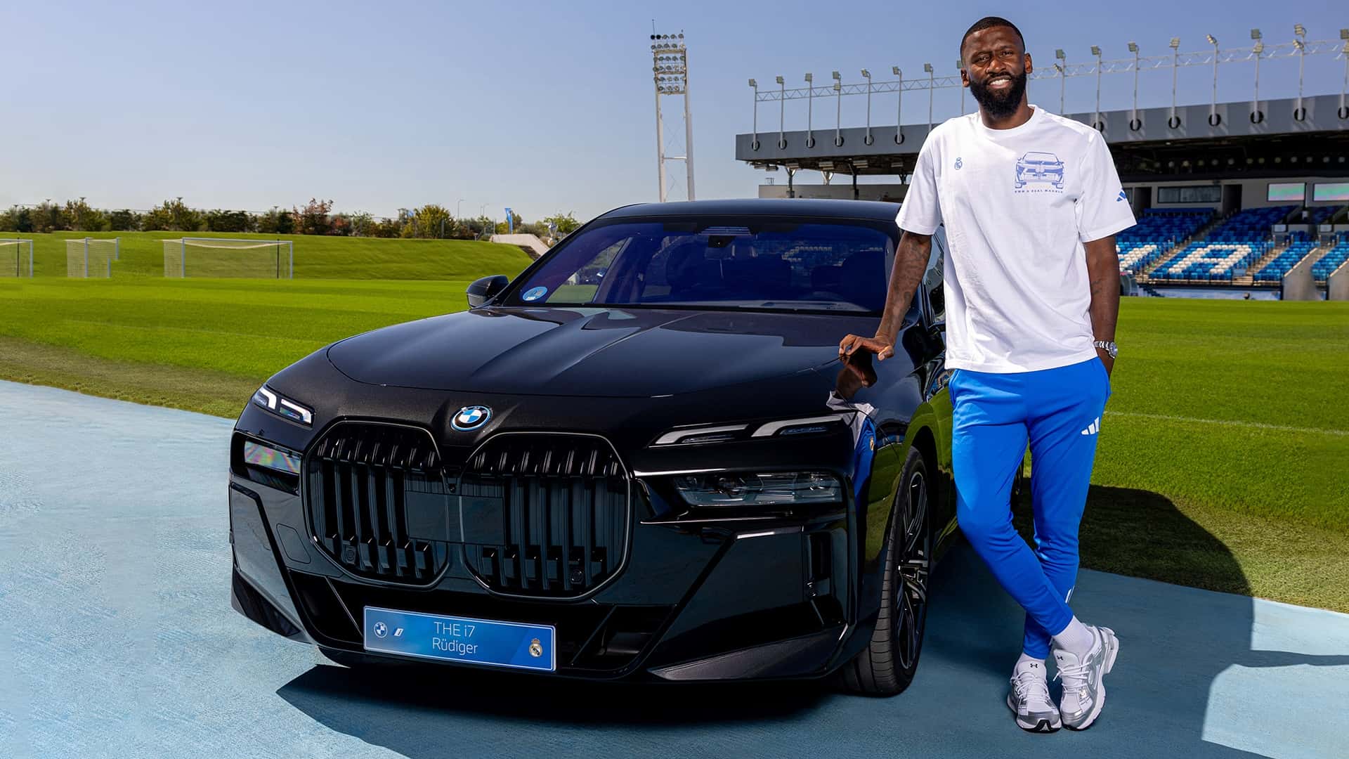 Antonio Rüdiger mit seinem BMW i7