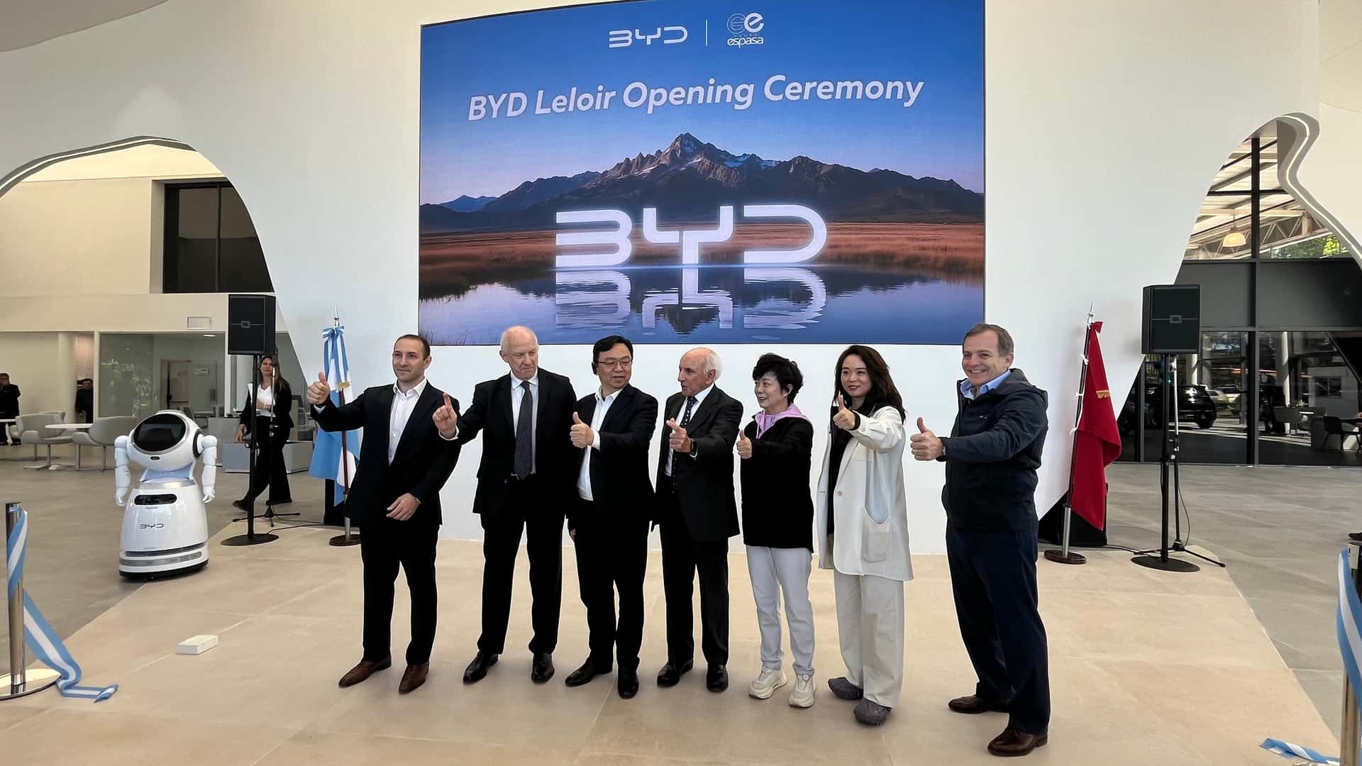 La plana mayor de BYD viajó desde China para entregar sus primeros autos en Argentina