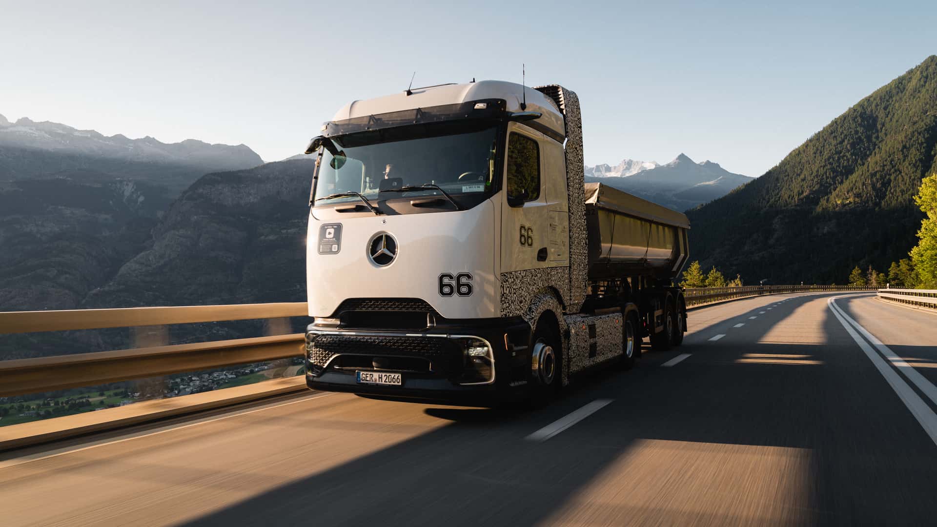Camion Mercedes GenH2 : essais estivaux dans les Alpes suisses